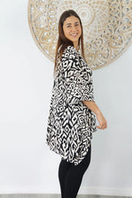 Load image into Gallery viewer, Vibrant Summer Asmat Black &amp; White Kaftan Top.  One Size Fits All.
